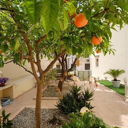 Home With Courtyard In Beating Heart Of Old Town! خانيا المظهر الخارجي الصورة