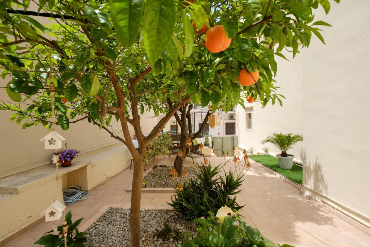 Home With Courtyard In Beating Heart Of Old Town! خانيا المظهر الخارجي الصورة