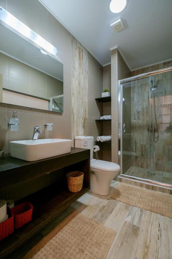 Home With Courtyard In Beating Heart Of Old Town! خانيا المظهر الخارجي الصورة
