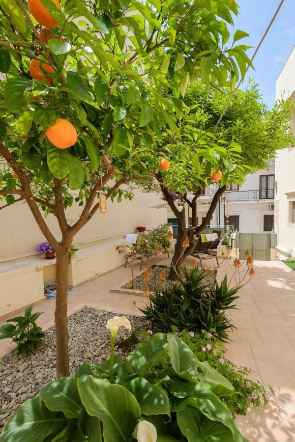 Home With Courtyard In Beating Heart Of Old Town! خانيا المظهر الخارجي الصورة