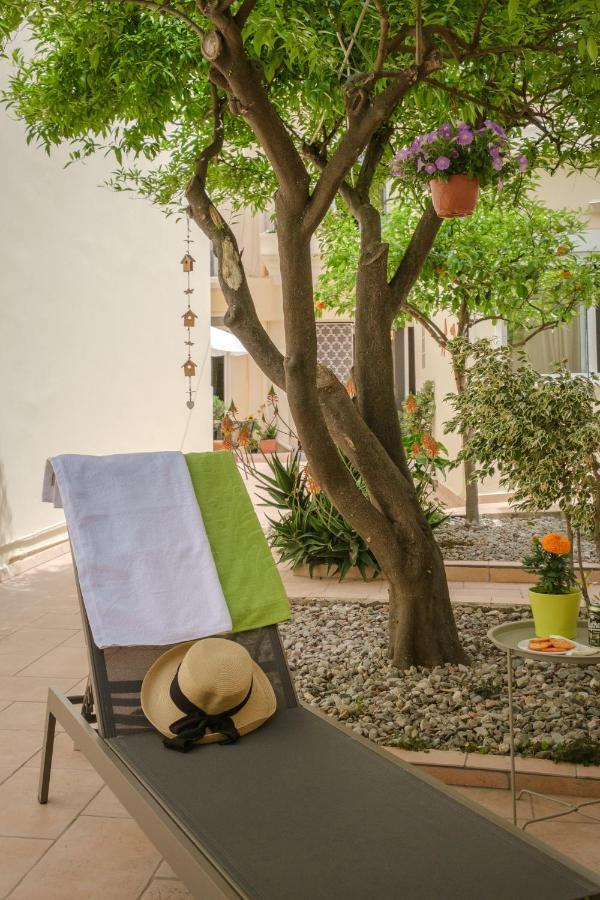 Home With Courtyard In Beating Heart Of Old Town! خانيا المظهر الخارجي الصورة