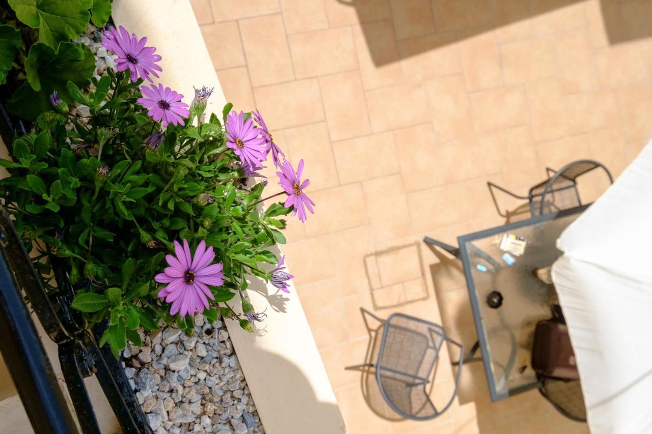 Home With Courtyard In Beating Heart Of Old Town! خانيا المظهر الخارجي الصورة