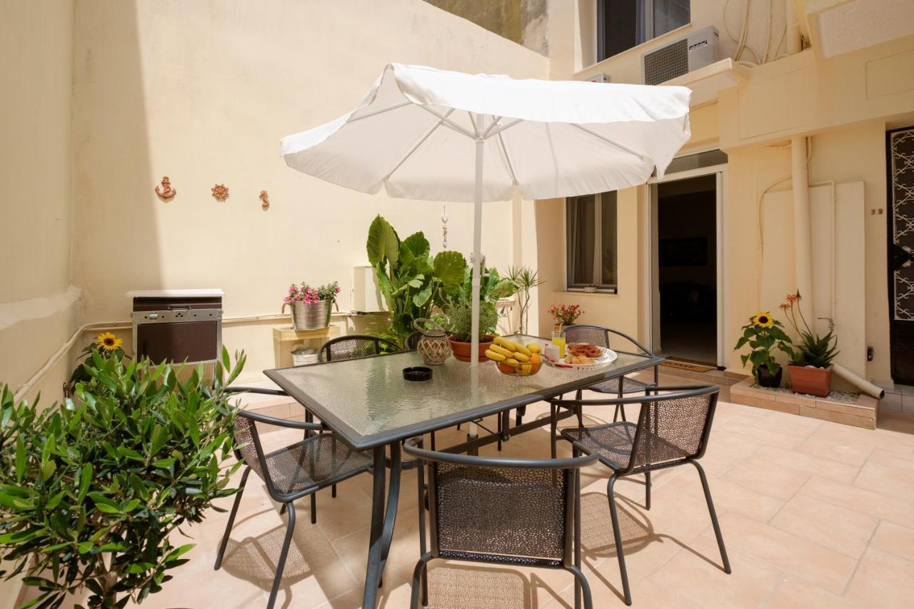 Home With Courtyard In Beating Heart Of Old Town! خانيا المظهر الخارجي الصورة