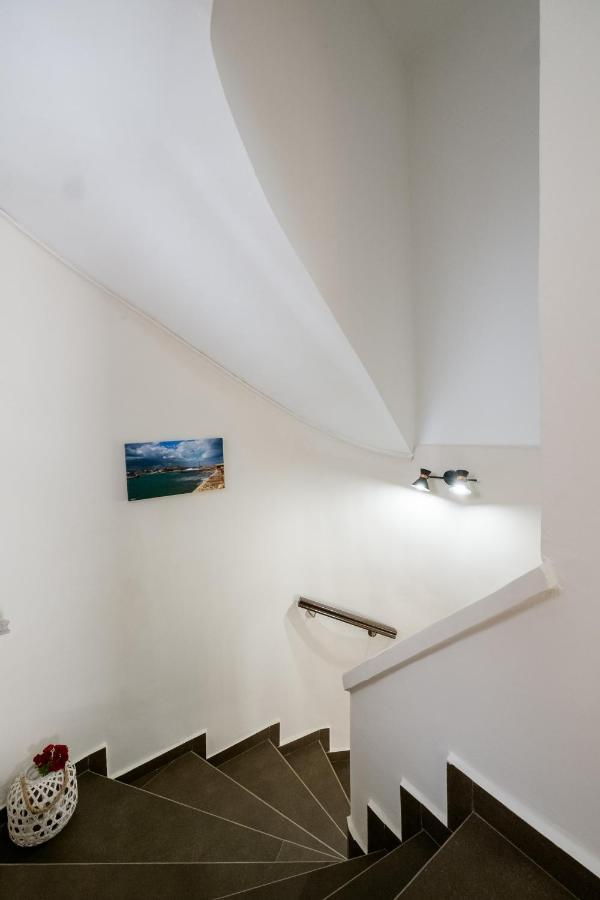 Home With Courtyard In Beating Heart Of Old Town! خانيا المظهر الخارجي الصورة